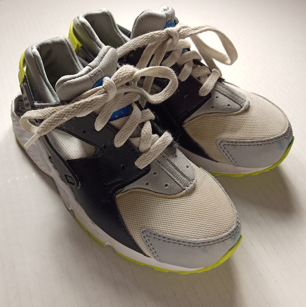 Nike Huaraches 
Size 13